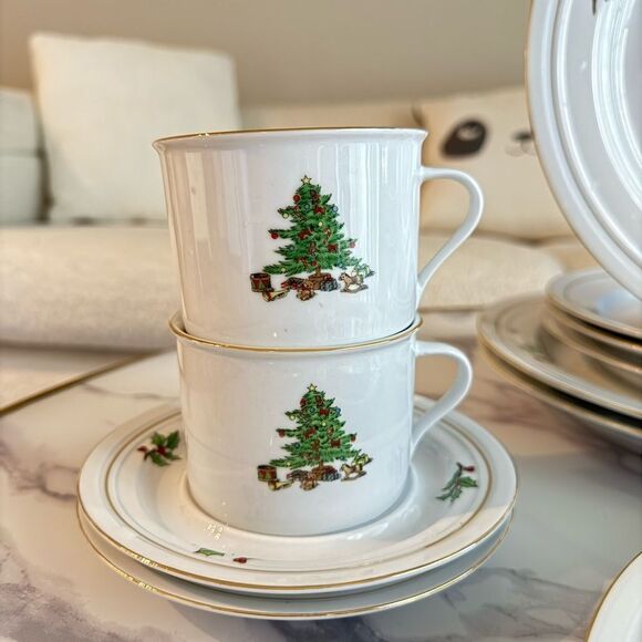 Tienshan Holiday Hostess Vintage Christmas Porcelain Set, 22K Gold Bands, 16 Pc - Picture 6 of 8